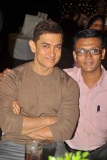 Aamir Khan at trade analyst Amod Mehra_s birthday in Andheri on 13th July 2012 (44).JPG