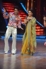 Madhuri Dixit, Tusshar Kapoor on the sets of Jhalak Dikhhla Jaa in Filmistan on 18th July 2012 (72).JPG