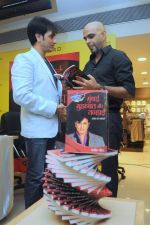 Rajev Paul  with Raghu at Rajeev Paul_s book launch in Mumbai on 19th July 2012.JPG