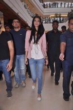 Diana Penty promotes Cocktail in Reliance Digital, Mumbai on 20th July 2012 (5).JPG