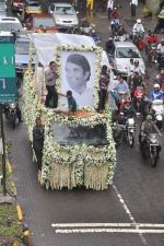 at Rajesh Khanna_s Funeral in Mumbai on 19th July 2012 (100).JPG