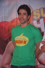 Tusshar Kapoor at Kya Super Cool Hain Hum promotions in NM College, Mumbai on 21st July 2012 (112).JPG