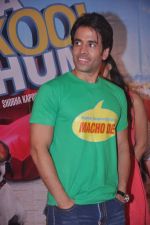 Tusshar Kapoor at Kya Super Cool Hain Hum promotions in NM College, Mumbai on 21st July 2012 (120).JPG