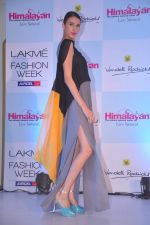Alecia Raut at the launch of Lakme Timeless collection  in Taj Land_s End on 24th July 2012 (6).JPG