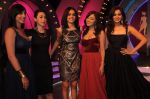 Karisma Kapoor, Genelia D Souza at the Finale of UTVstars Lux The Chosen One on 25th July 2012 (21).jpg