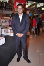 Chetan Bhagat  at Mercedez Benz magazine anniversary issue launch in Crossword,Mumbai on 30th July 2012 (7).JPG