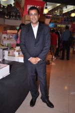 Chetan Bhagat  at Mercedez Benz magazine anniversary issue launch in Crossword,Mumbai on 30th July 2012 (9).JPG