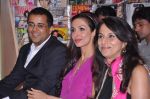 Malaika Arora Khan,Shobha De,Chetan Bhagat at Mercedez Benz magazine anniversary issue launch in Crossword,Mumbai on 30th July 2012 (35).JPG