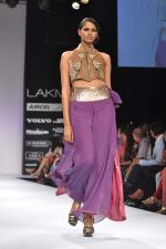 Model walk the ramp for nandita thirani and payal singhal show at Lakme Fashion Week Day 1 on 3rd Aug 2012 (21).JPG