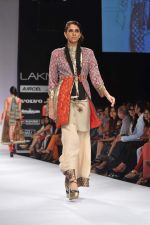 Model walk the ramp for nandita thirani and payal singhal show at Lakme Fashion Week Day 1 on 3rd Aug 2012 (25).JPG