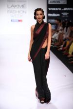 Amy Jackson walk the ramp for Komal Sood, Pernia Qureshi show at Lakme Fashion Week Day 2 on 4th Aug 2012 (180).JPG