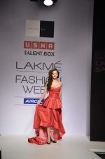Isha Sharwani walk the ramp for Sonakshi Raaj Talent Box show at Lakme Fashion Week Day 2 on 4th Aug 2012 (10).JPG