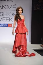 Isha Sharwani walk the ramp for Sonakshi Raaj Talent Box show at Lakme Fashion Week Day 2 on 4th Aug 2012 (9).JPG