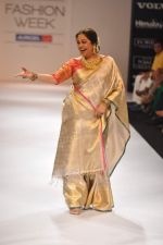Kirron Kher walk the ramp for Gaurav show at Lakme Fashion Week Day 3 on 5th Aug 2012 (6).JPG
