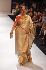 Kirron Kher walk the ramp for Gaurav show at Lakme Fashion Week Day 3 on 5th Aug 2012 (8).JPG