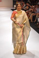 Kirron Kher walk the ramp for Gaurav show at Lakme Fashion Week Day 3 on 5th Aug 2012 (9).JPG