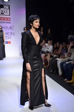 Mandira Bedi walk the ramp for So Fake Talent Box show at Lakme Fashion Week Day 2 on 4th Aug 2012 (10).JPG