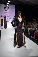 Mandira Bedi walk the ramp for So Fake Talent Box show at Lakme Fashion Week Day 2 on 4th Aug 2012 (6).JPG