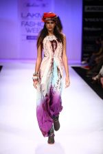 Model walk the ramp for Babita Malkani show at Lakme Fashion Week Day 2 on 4th Aug 2012 (16).JPG