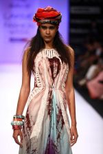 Model walk the ramp for Babita Malkani show at Lakme Fashion Week Day 2 on 4th Aug 2012 (18).JPG