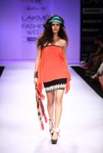 Model walk the ramp for Babita Malkani show at Lakme Fashion Week Day 2 on 4th Aug 2012 (20).JPG
