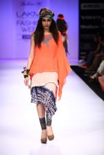 Model walk the ramp for Babita Malkani show at Lakme Fashion Week Day 2 on 4th Aug 2012 (23).JPG