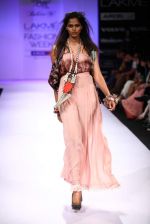 Model walk the ramp for Babita Malkani show at Lakme Fashion Week Day 2 on 4th Aug 2012 (28).JPG