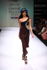 Model walk the ramp for Babita Malkani show at Lakme Fashion Week Day 2 on 4th Aug 2012 (37).JPG