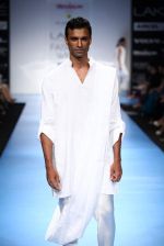 Model walk the ramp for Wendell Rodericks show at Lakme Fashion Week Day 2 on 4th Aug 2012 (37).JPG