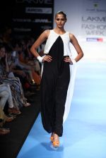 Model walk the ramp for Wendell Rodericks show at Lakme Fashion Week Day 2 on 4th Aug 2012 (40).JPG