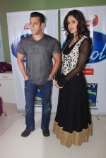 Salman Khan and Katrina Kaif on the sets of Indian Idol on 4th Aug 2012 (4).JPG