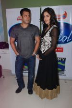 Salman Khan and Katrina Kaif on the sets of Indian Idol on 4th Aug 2012 (6).JPG