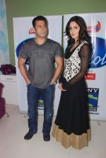 Salman Khan and Katrina Kaif on the sets of Indian Idol on 4th Aug 2012 (7).JPG