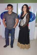 Salman Khan and Katrina Kaif on the sets of Indian Idol on 4th Aug 2012 (8).JPG