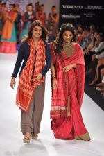 Shaina NC walk the ramp for Shruti Sancheti show at Lakme Fashion Week Day 3 on 5th Aug 2012 (1).JPG