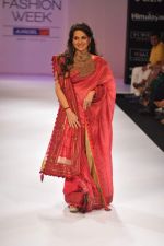 Shaina NC walk the ramp for Shruti Sancheti show at Lakme Fashion Week Day 3 on 5th Aug 2012 (56).JPG