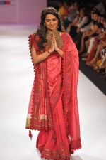 Shaina NC walk the ramp for Shruti Sancheti show at Lakme Fashion Week Day 3 on 5th Aug 2012 (57).JPG