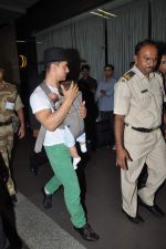 Aamir Khan snapped with baby Azad on 5th Aug 2012 (23).JPG