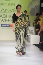 Model walk the ramp for Archana Kocchar show at Lakme Fashion Week 2012 Day 5 in Grand Hyatt on 7th Aug 2012 (13).JPG