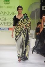 Model walk the ramp for Archana Kocchar show at Lakme Fashion Week 2012 Day 5 in Grand Hyatt on 7th Aug 2012 (14).JPG
