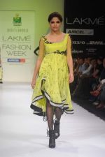 Model walk the ramp for Archana Kocchar show at Lakme Fashion Week 2012 Day 5 in Grand Hyatt on 7th Aug 2012 (16).JPG