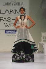 Model walk the ramp for Archana Kocchar show at Lakme Fashion Week 2012 Day 5 in Grand Hyatt on 7th Aug 2012 (27).JPG