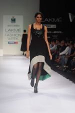 Model walk the ramp for Archana Kocchar show at Lakme Fashion Week 2012 Day 5 in Grand Hyatt on 7th Aug 2012 (31).JPG