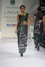 Model walk the ramp for Archana Kocchar show at Lakme Fashion Week 2012 Day 5 in Grand Hyatt on 7th Aug 2012 (41).JPG