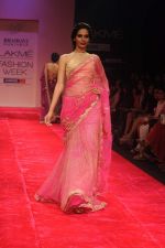 Model walk the ramp for Bhairavi Jaikishan show at Lakme Fashion Week Day 4 on 6th Aug 2012 (29681108).JPG