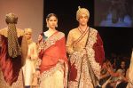Model walk the ramp for Shyamal Bhumika show at Lakme Fashion Week Day 4 on 6th Aug 2012 (53).JPG