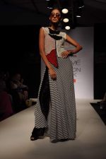 Model walk the ramp for talent box patola show at LFW 2012 Day 4 in Grand Hyatt on 6th Aug 2012 (29681128).JPG
