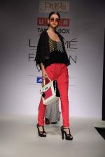 Model walk the ramp for talent box patola show at LFW 2012 Day 4 in Grand Hyatt on 6th Aug 2012 (29681130).JPG