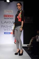 Model walk the ramp for talent box patola show at LFW 2012 Day 4 in Grand Hyatt on 6th Aug 2012 (29681141).JPG