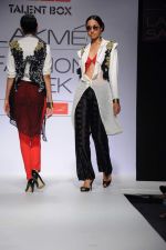 Model walk the ramp for talent box patola show at LFW 2012 Day 4 in Grand Hyatt on 6th Aug 2012 (29681146).JPG